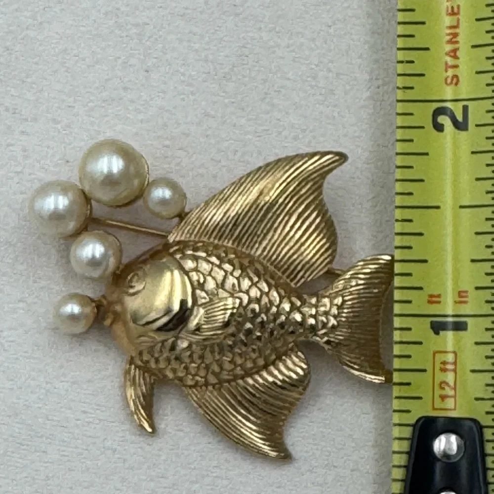 Vintage Gold Tone Angel Fish Brooch Pin w Faux Pearls Nautical Figural - Picture 9 of 9